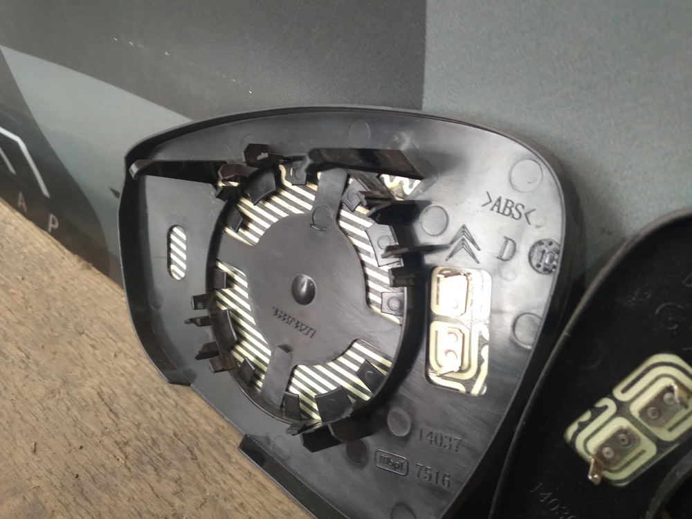 Зеркальный элемент левый правый Citroen C4 1 (05-11) 9688798277