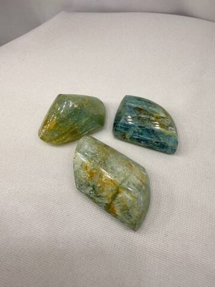 Аквамарин (полированный кристалл)