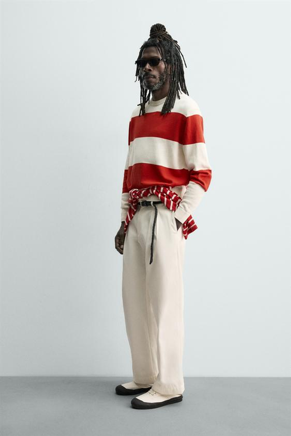 ZARA X AARON LEVINE БРЮКИ ЧИНОС СО СКЛАДКАМИ, ЖЕЛТОВАТО-БЕЛЫЙ