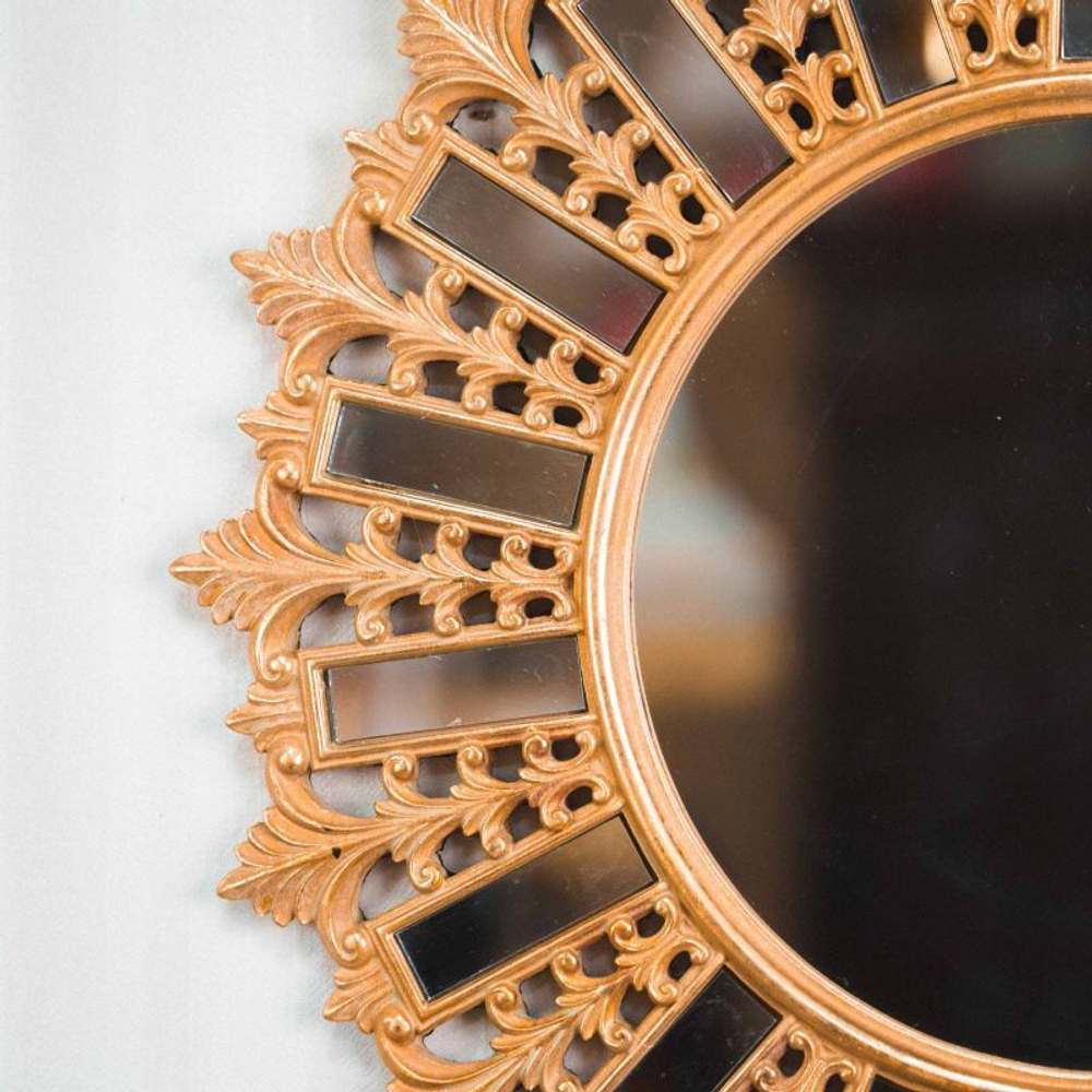Декоративное зеркало в резной круглой раме
