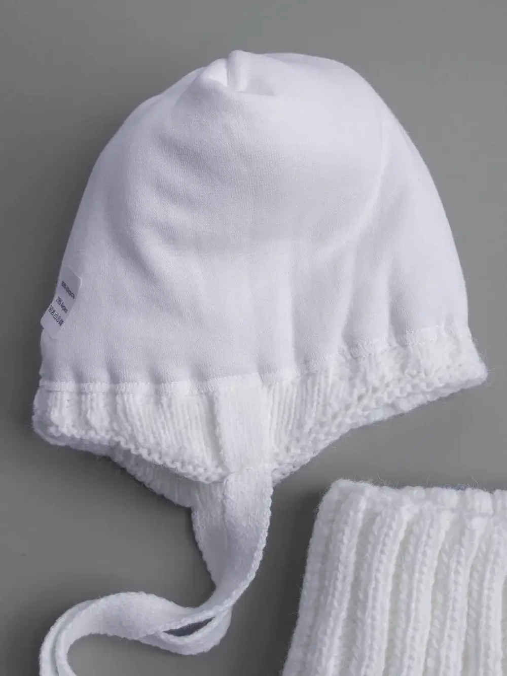 Шапка детская вязаная с помпонами и снуд