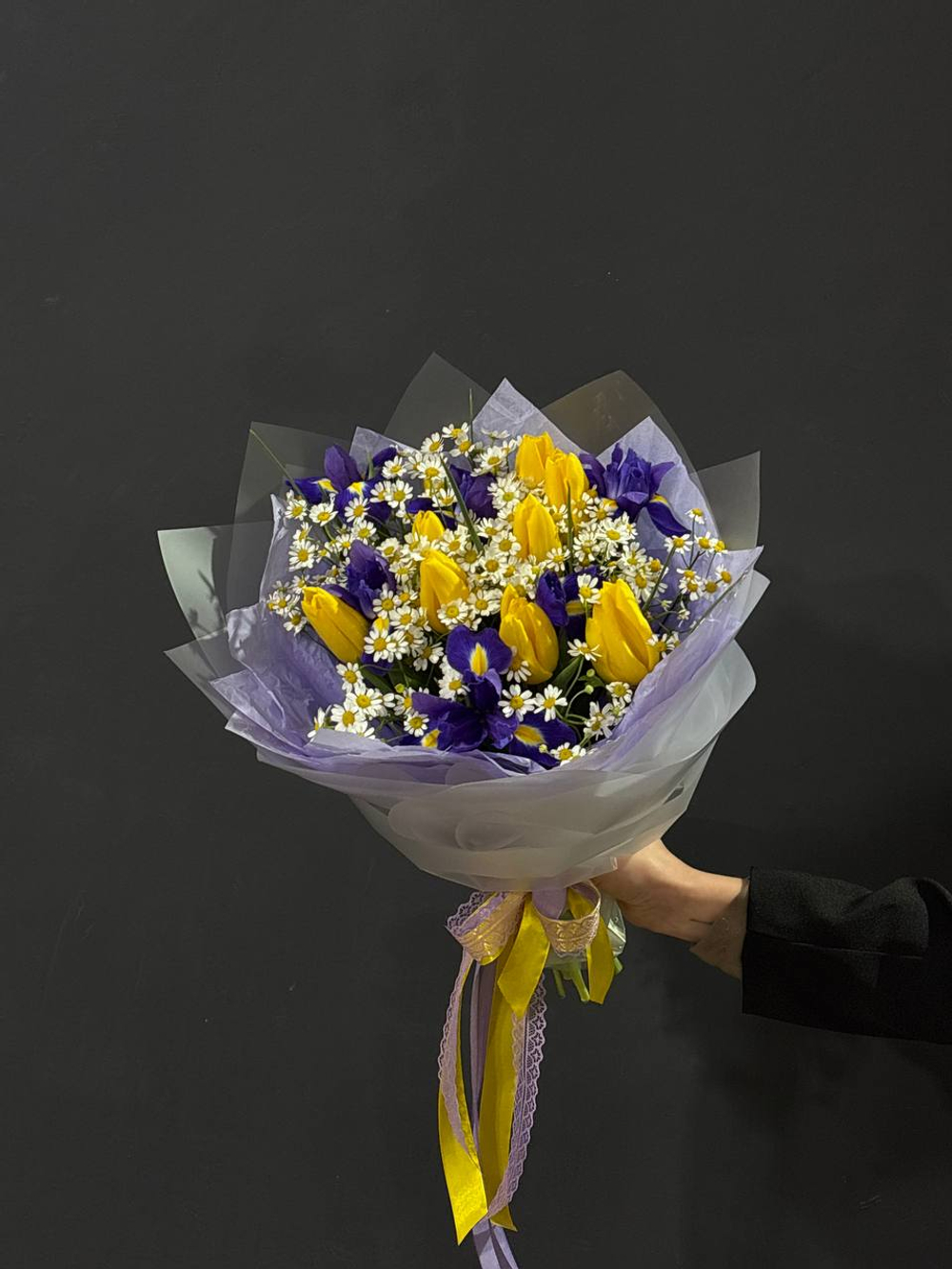 Букет ХИТ желтые тюльпаны, ирисы и ромашки