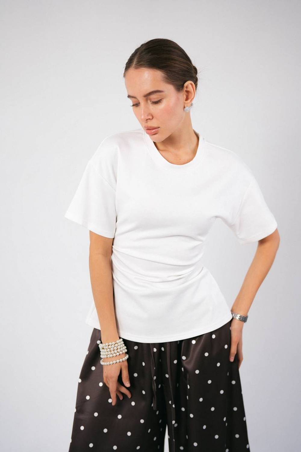 Футболка приталенная ,с разрезом сзади.