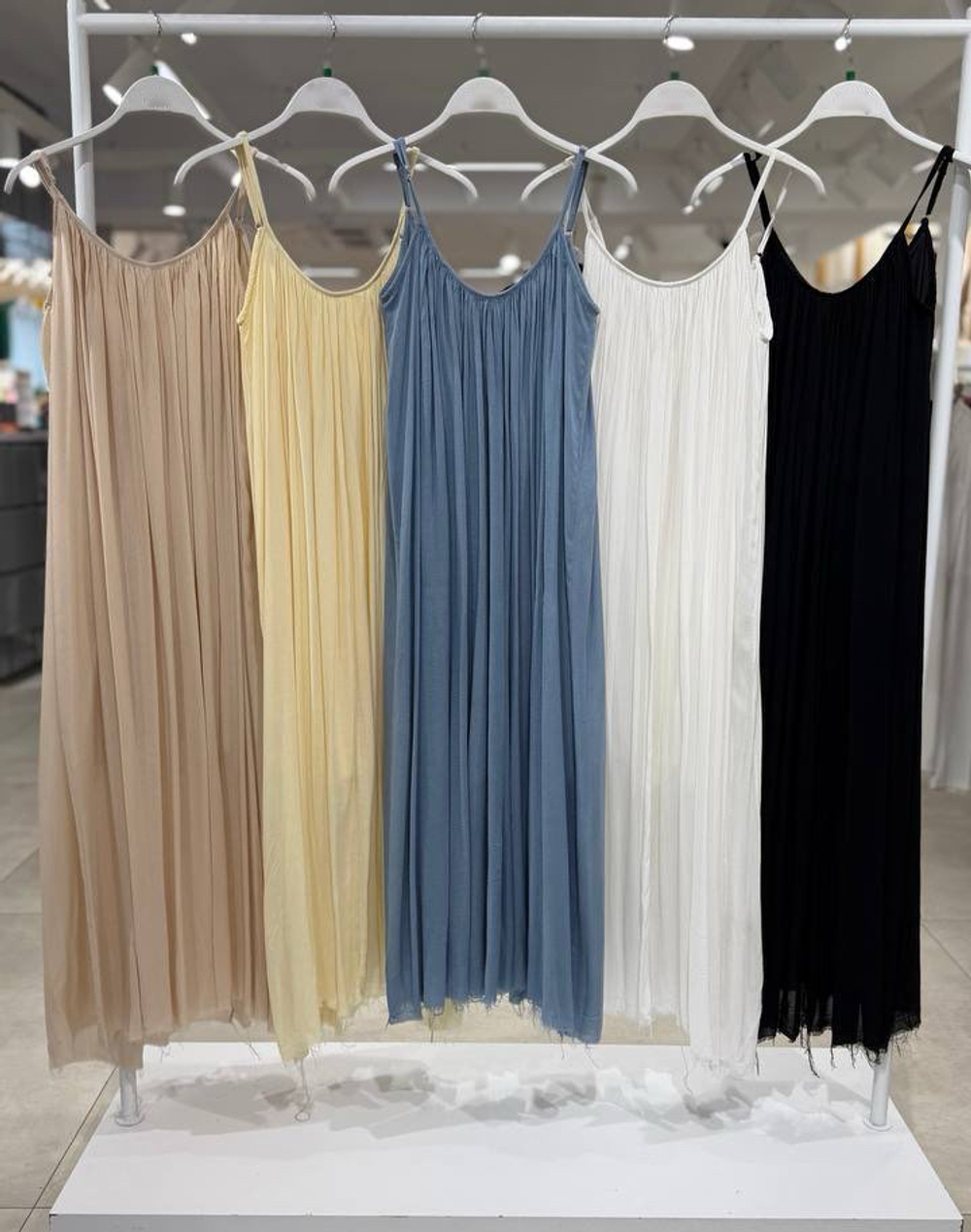 Платье на бретелях , в макси длине