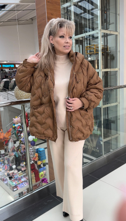Теплый пуховик в цвете кэмел