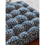 Подушка на стул темно-синего цвета с принтом Спелая Смородина из коллекции scandinavian touch, 40х40 см