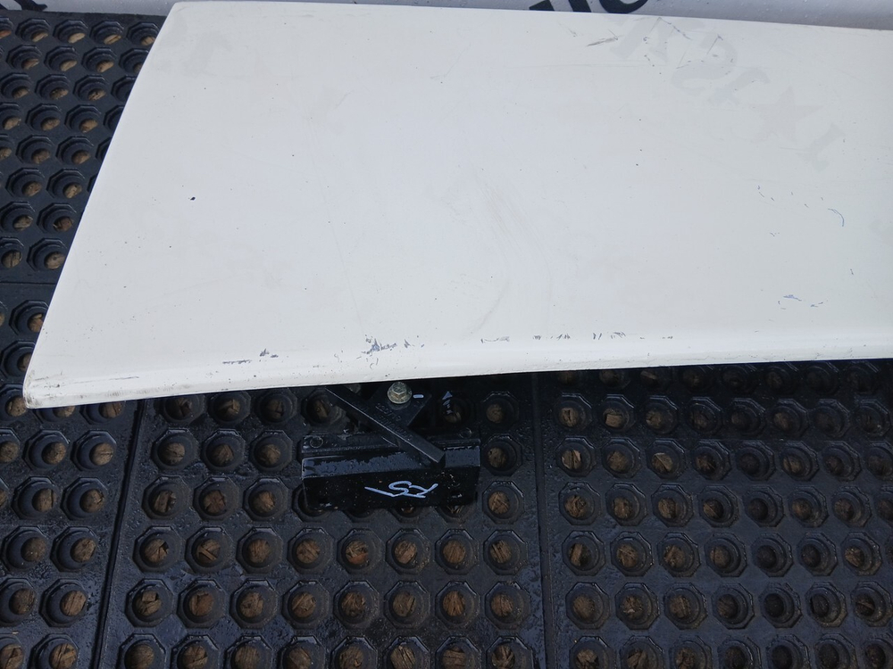 Спойлер кабины боковой левый 2023г