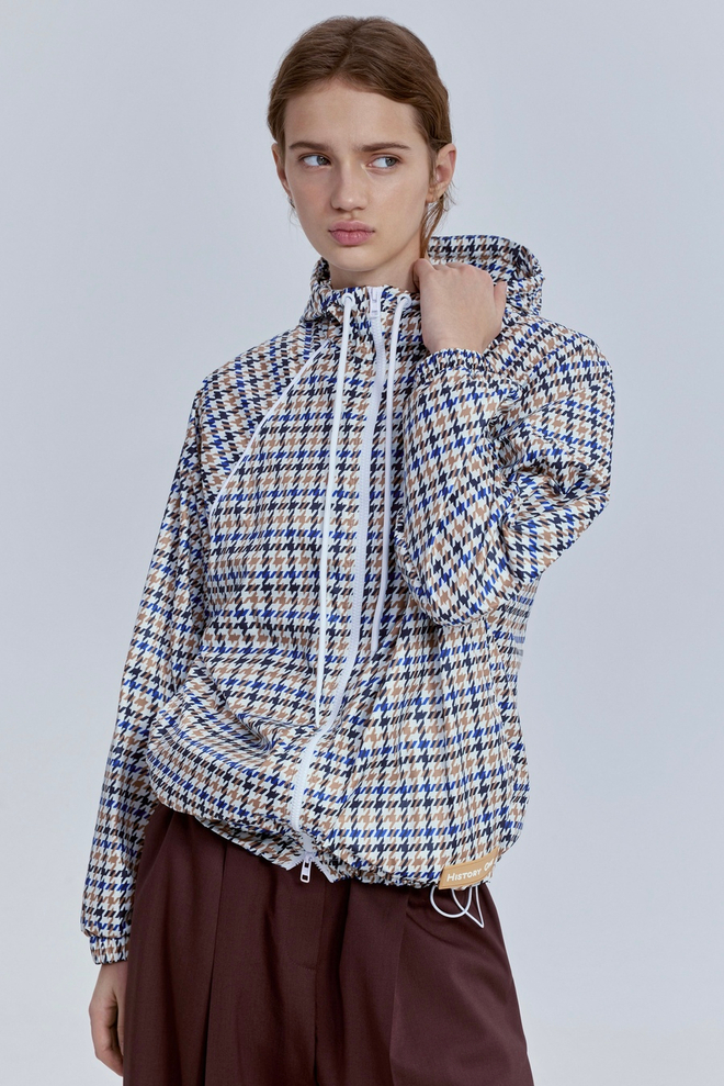 Ветровка с принтом "гусиная лапка" и капюшоном