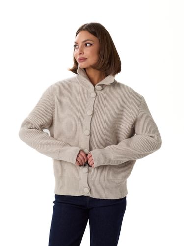 Серый кардиган в рубчик на пуговицах