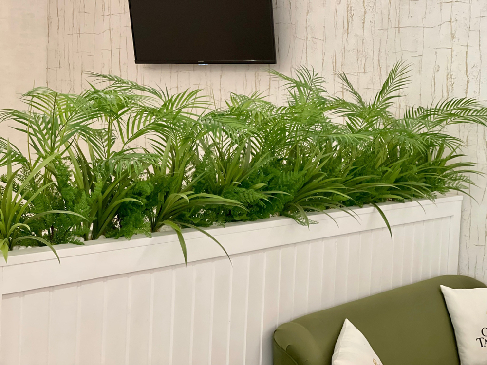 Озеленение дивайдеров искусственными растениями.