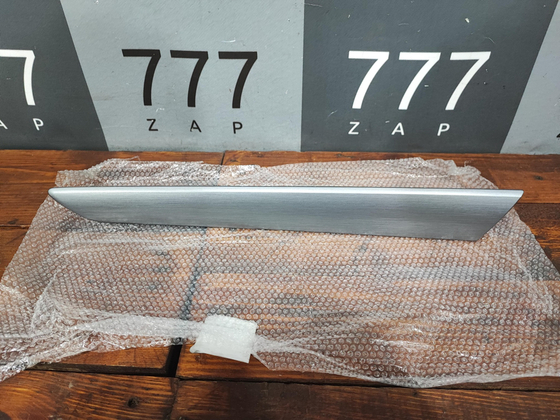 Накладка двери задней левой Jetta 6 10-18 Оригинал 5C6867449A