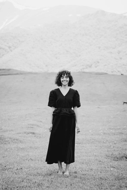 Платье с V-вырезом и поясом-баской из черной крапивы