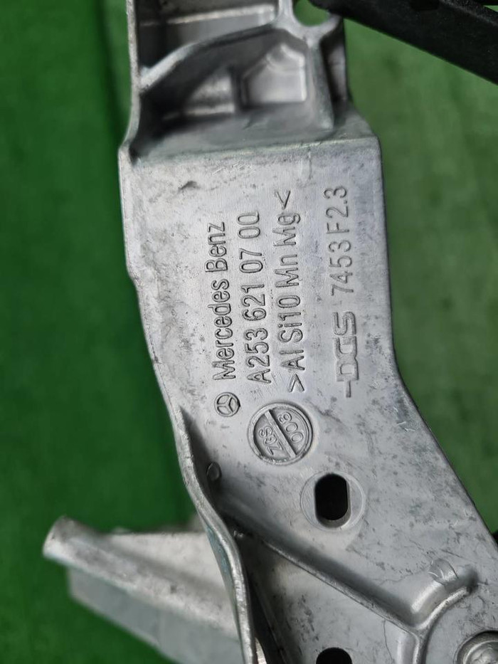 Кронштейн передней панели Mercedes E w213 (16-23)