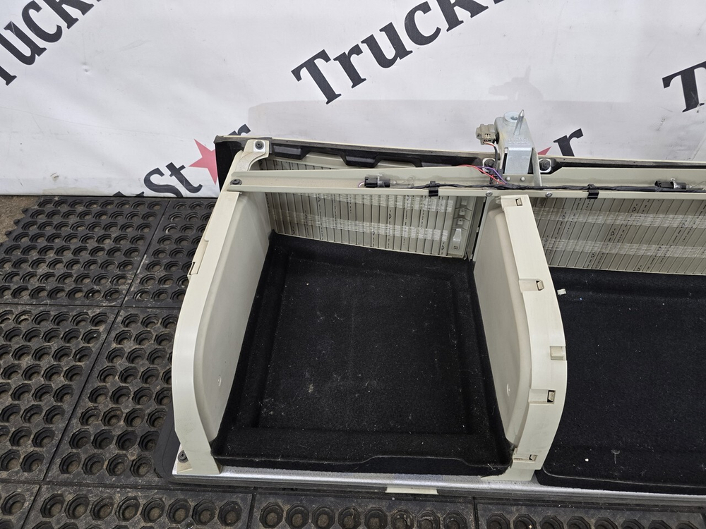 Консоль салона кабины задняя