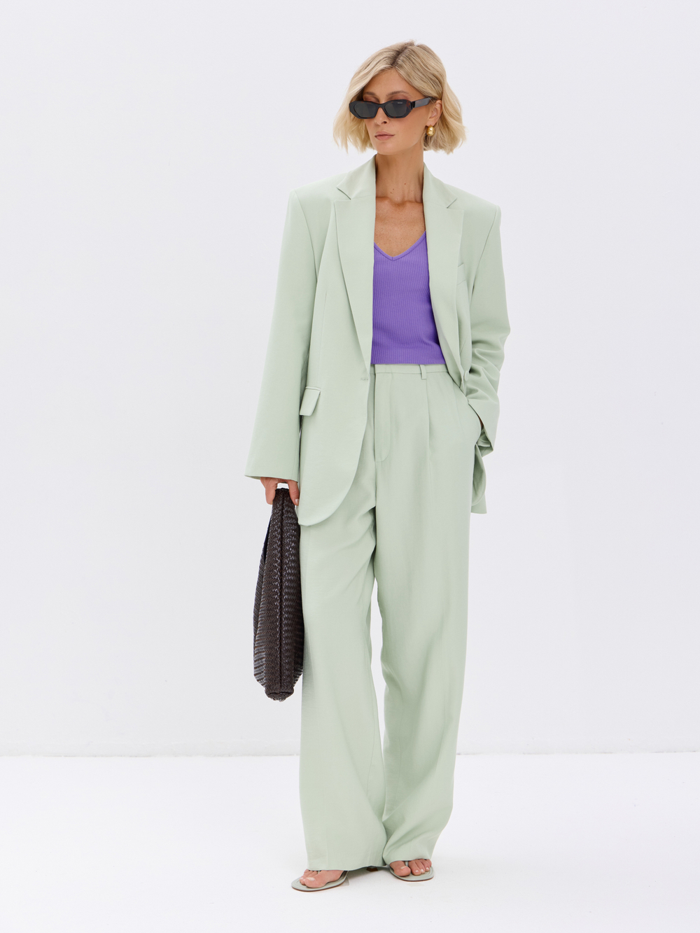 Топ-лапша под пиджак с глубоким V-вырезом