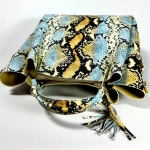 Женская желто-голубая сумка из натуральной кожи с тиснением питон