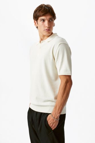 Молочная футболка-поло с пуговицами Laine