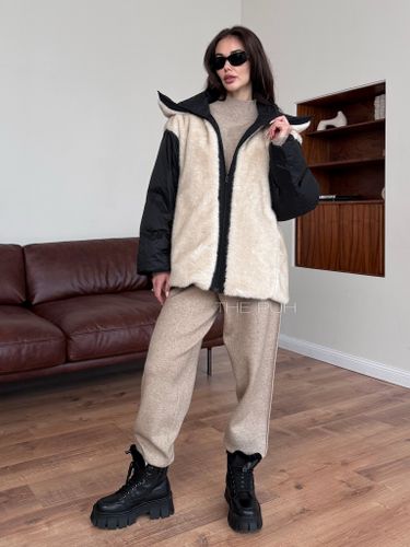 Черная женская куртка трансформер