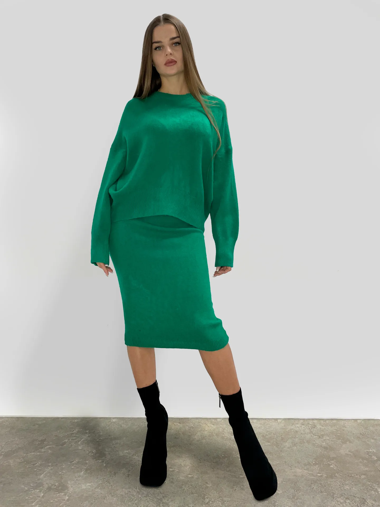 Костюм трикотажный JN 8812 однотонный из свитера и прямой юбки\Зеленый Nadya