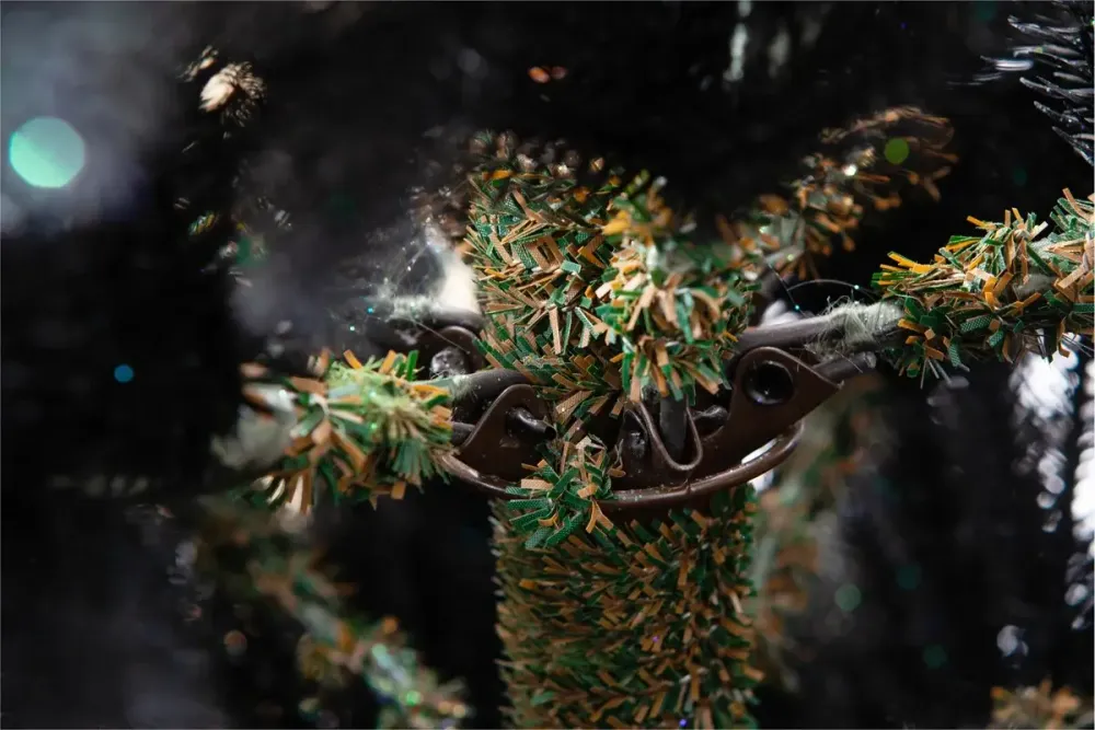 Искусственная черная елка «Фэнтези» (Литая хвоя с блестками) от 1,5 м до 2,5 м