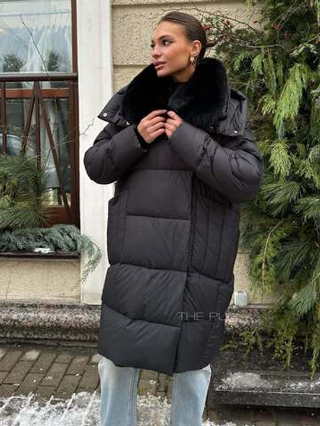 Удлиненный пуховик с черным меховым воротником и капюшоном
