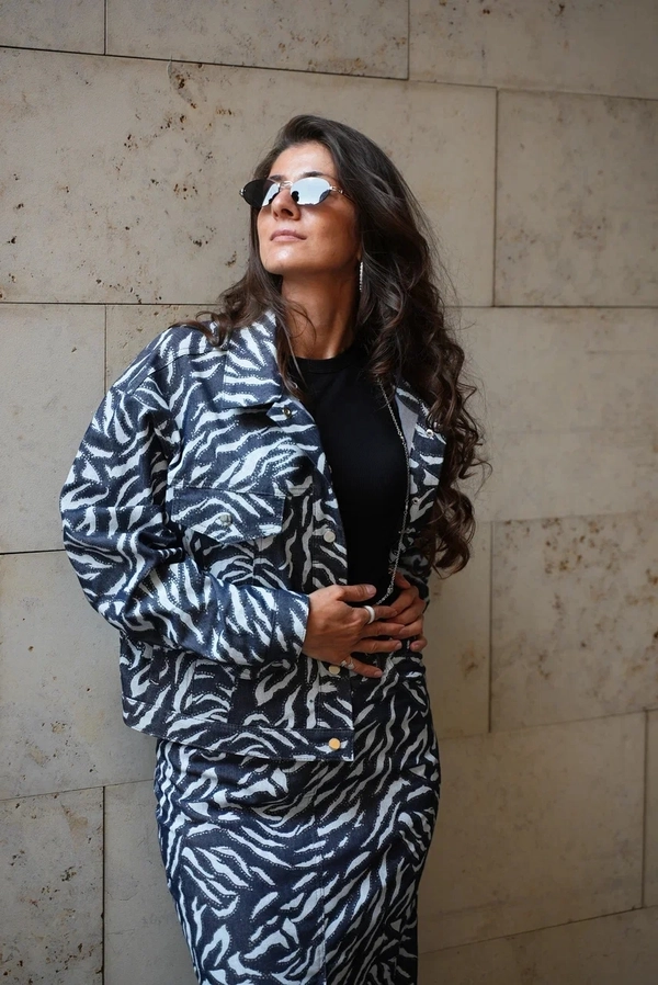 Джинсовая куртка зебра