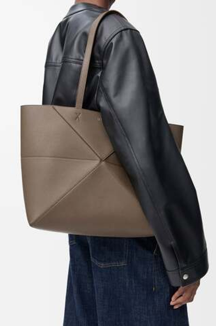 Loewe Средняя сумка-тоут Puzzle Fold из мягкой зернистой телячьей кожи, серо-коричневый