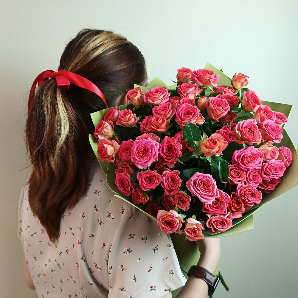 Букет из Коралловых кустовых роз 9 шт. в зелёном фоамиране