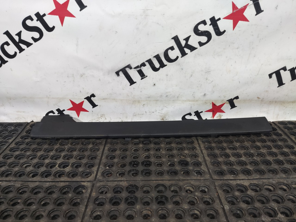 Накладка стойки двери правая 2020г.