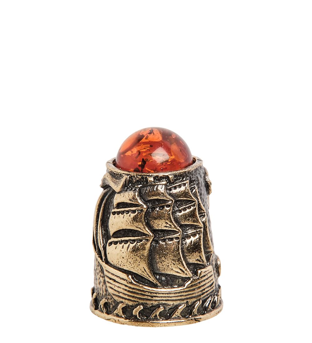 AM- 635 Наперсток «Фрегат» (латунь, янтарь)