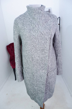 Пальто Paradox актуальное и стильное, маркировка 170-84-92, визуально на 42 размер