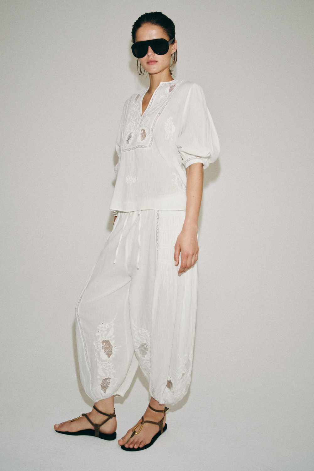 ZARA РУБАШКА С ВЫШИВКОЙ И КРУЖЕВОМ — ZW COLLECTION, БЕЛЫЙ