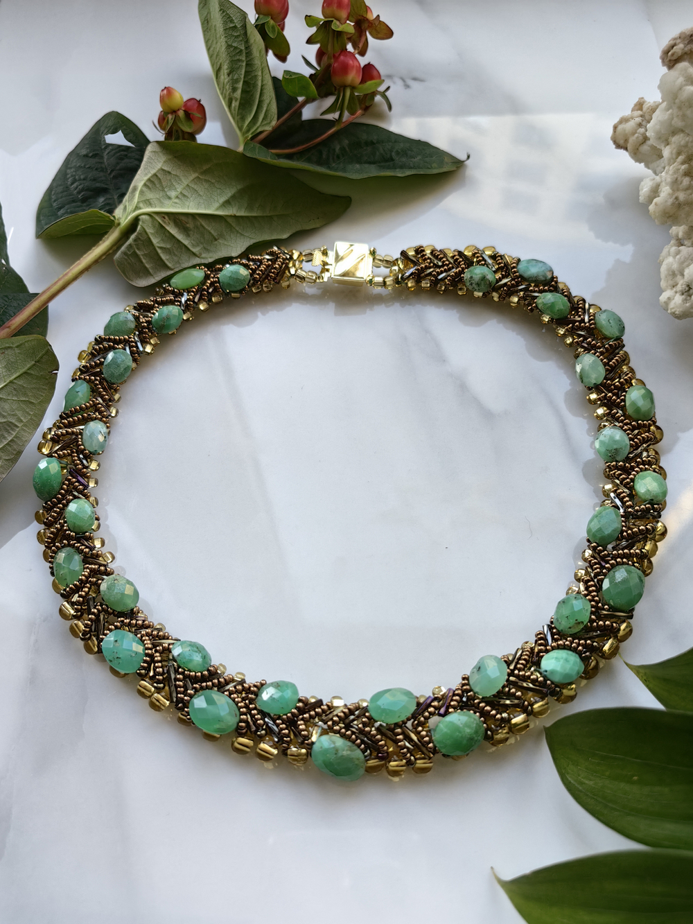 Колье из бисера "Змейка" ручной работы с камнем Гранат (гроссуляр)