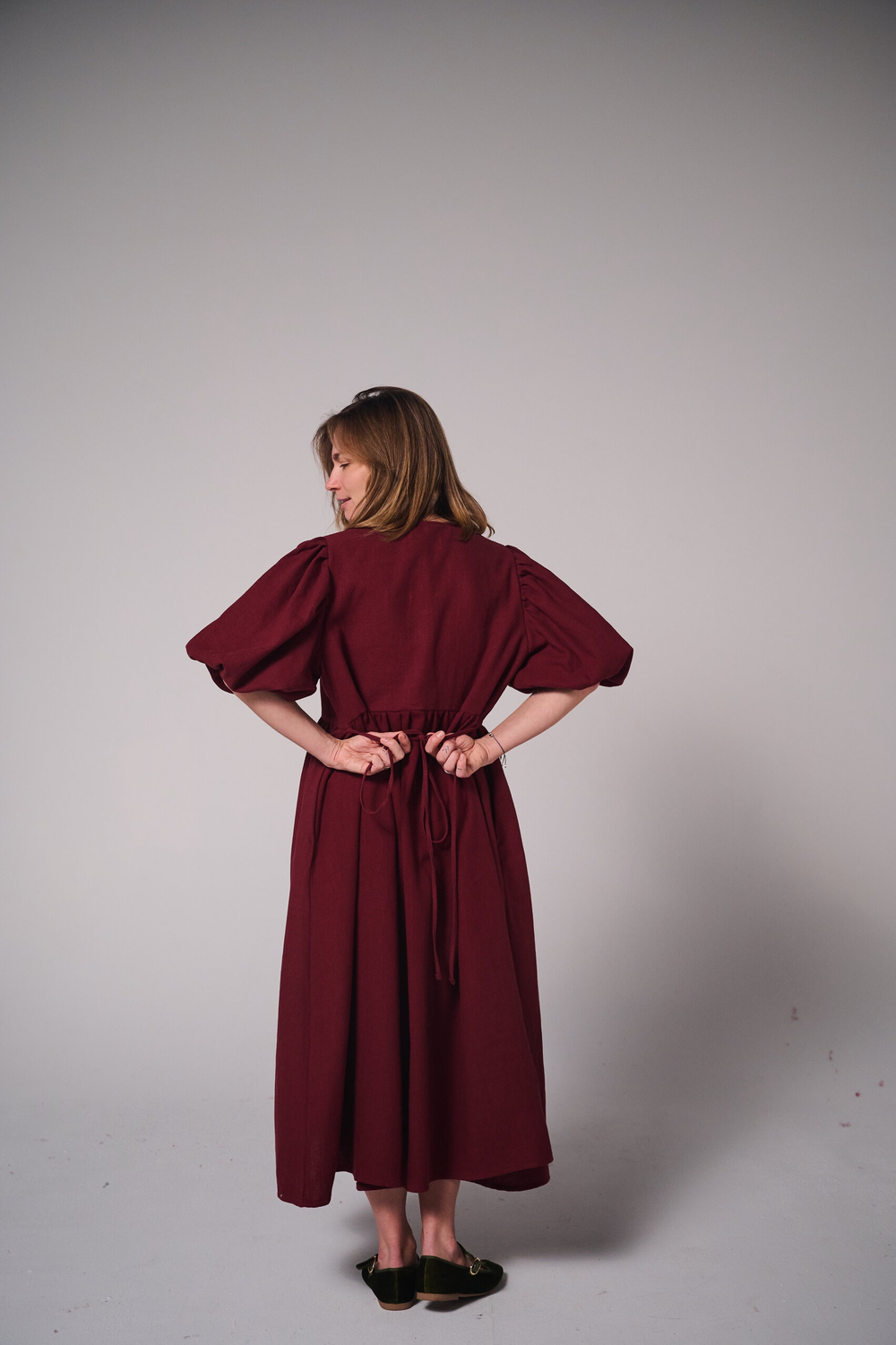 Платье с жабо и рукавами-фонариками из крапивы цвета бордо