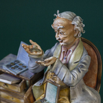 Фарфоровая мануфактура Capodimonte «Коллекционер монет (нумизмат)»