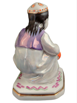 Фарфоровая статуэтка "Маленькая хозяйка" Дулево