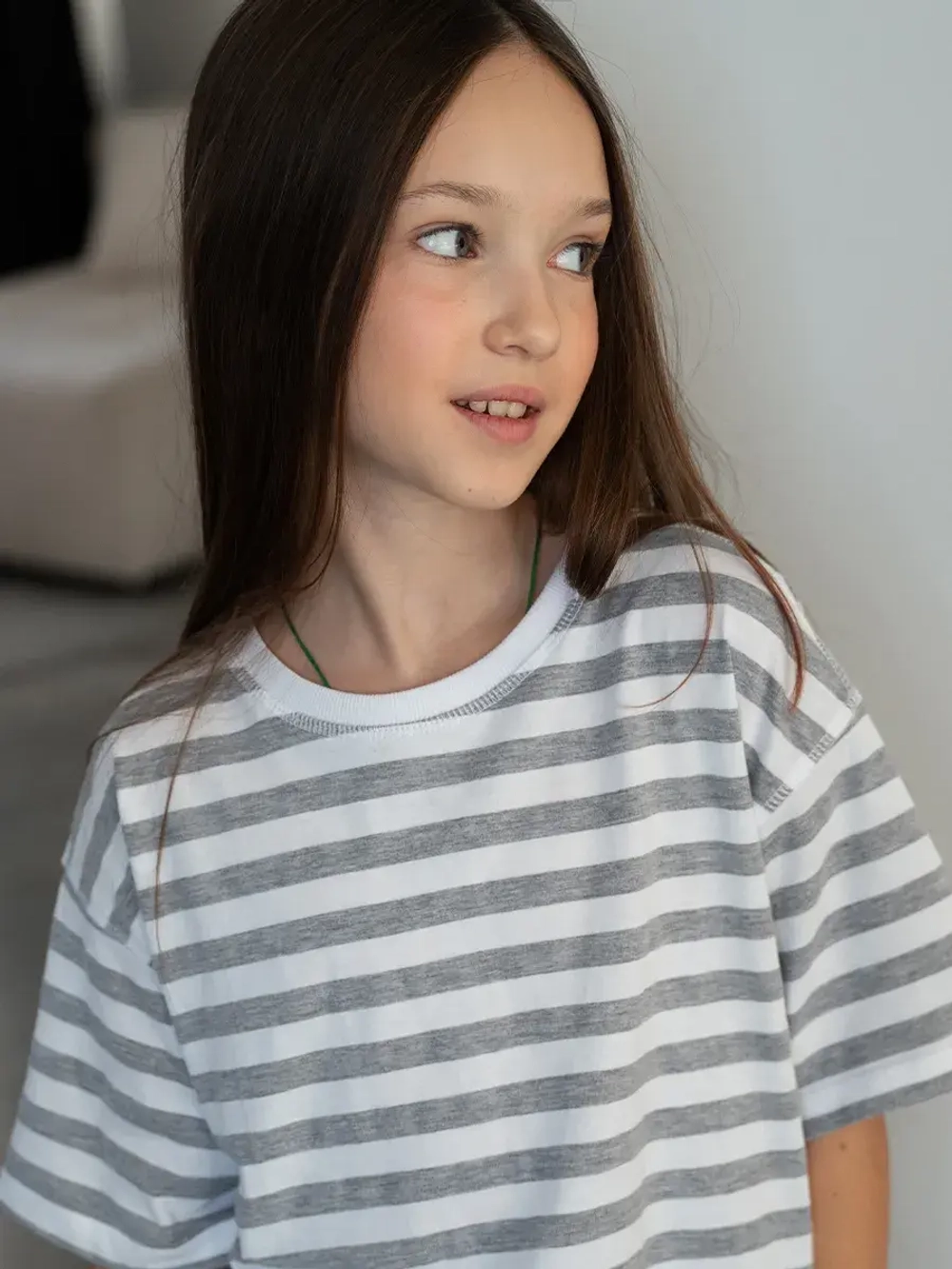 Футболка для девочки в серую полоску