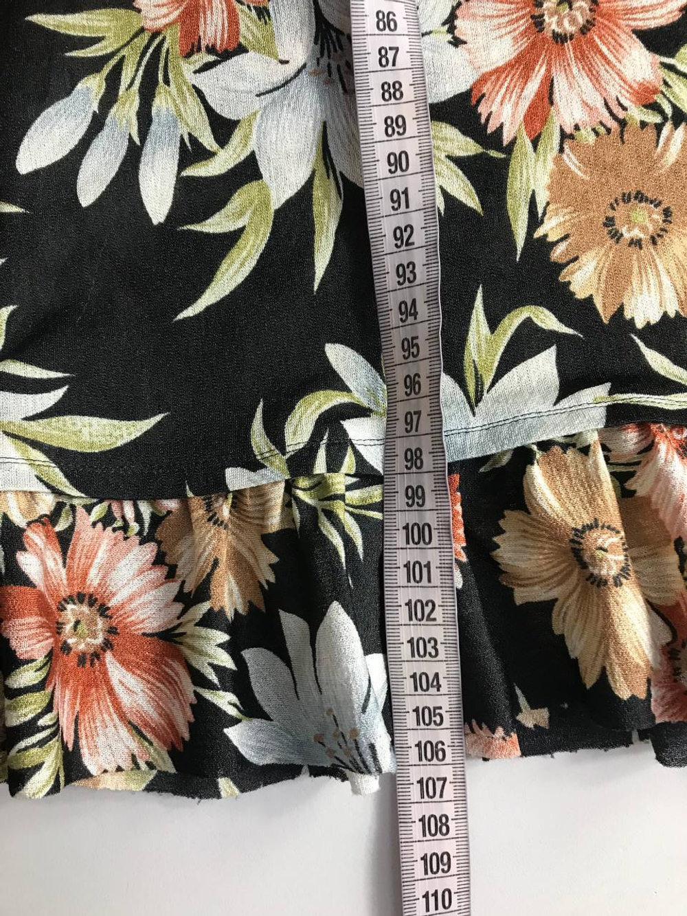 Платье в крупные цветы, тонкое, без подкладки 52 размер