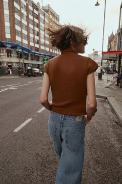 ZARA ТРИКОТАЖНЫЙ ТОП С ПУГОВИЦАМИ, КОРИЧНЕВЫЙ