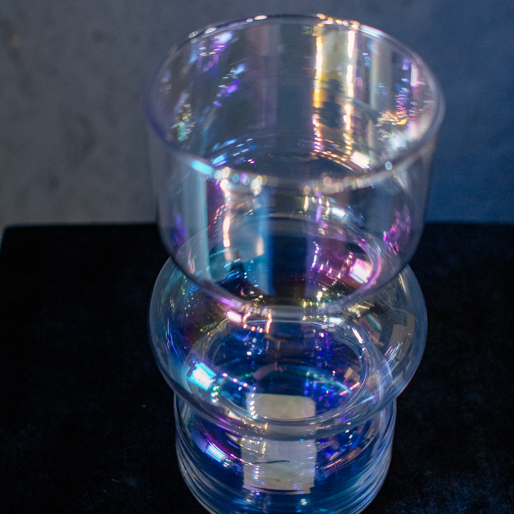 7. Прозрачная стеклянная ваза необычной формы