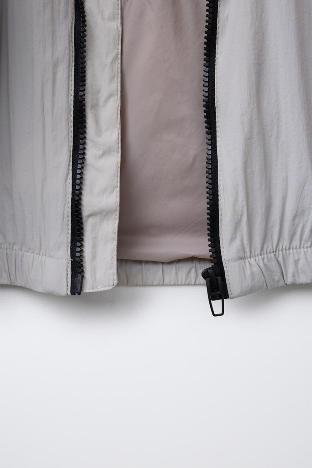 ZARA ВЕТРОВКА ИЗ ВЫСОКОТЕХНОЛОГИЧНОЙ ТКАНИ, СЕРЫЙ