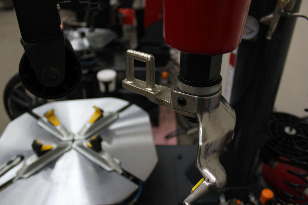 TC24L Шиномонтажный полуавтоматический станок 220В