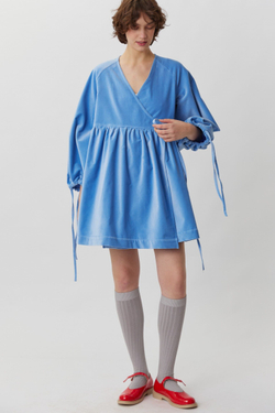 Платье на запах с широкими рукавами длины мини из голубого бархата