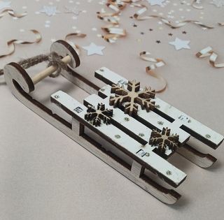 Декор Санки со снежинками белые 13х4х2 см