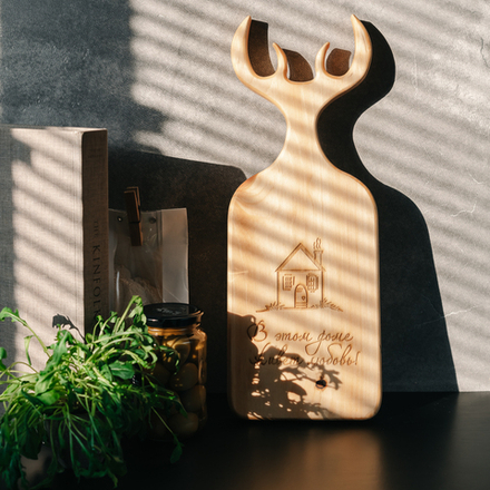 Доска разделочная из древесины сибирского кедра с гравировкой "В этом доме живет любовь". RD63