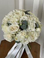 Свадебный букет из одноголовых роз, диантусов, лизиантуса и эвкалипта