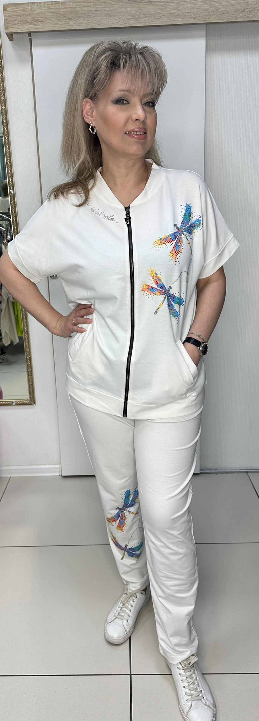 Белый трикотажный брючный костюм