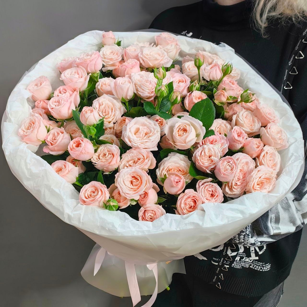 Букет из 19 кустовых роз сорта "Bombastic" в "облачке"