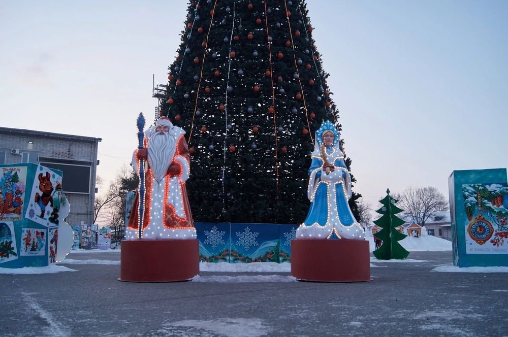 Большие фигуры "Дед Мороз и Снегурочка на подиуме"