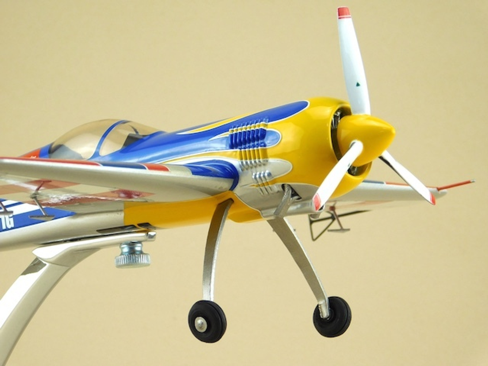 Модель самолета Су-26М2 (М1:30)